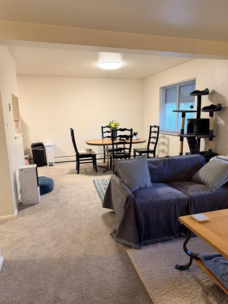 Room w/private bath near Pearl St.