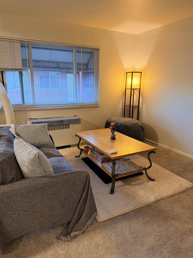 Room w/private bath near Pearl St.