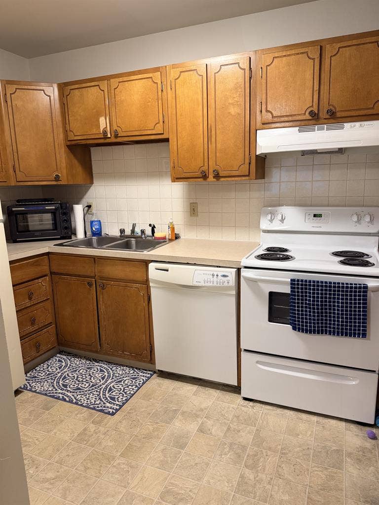 Room w/private bath near Pearl St.