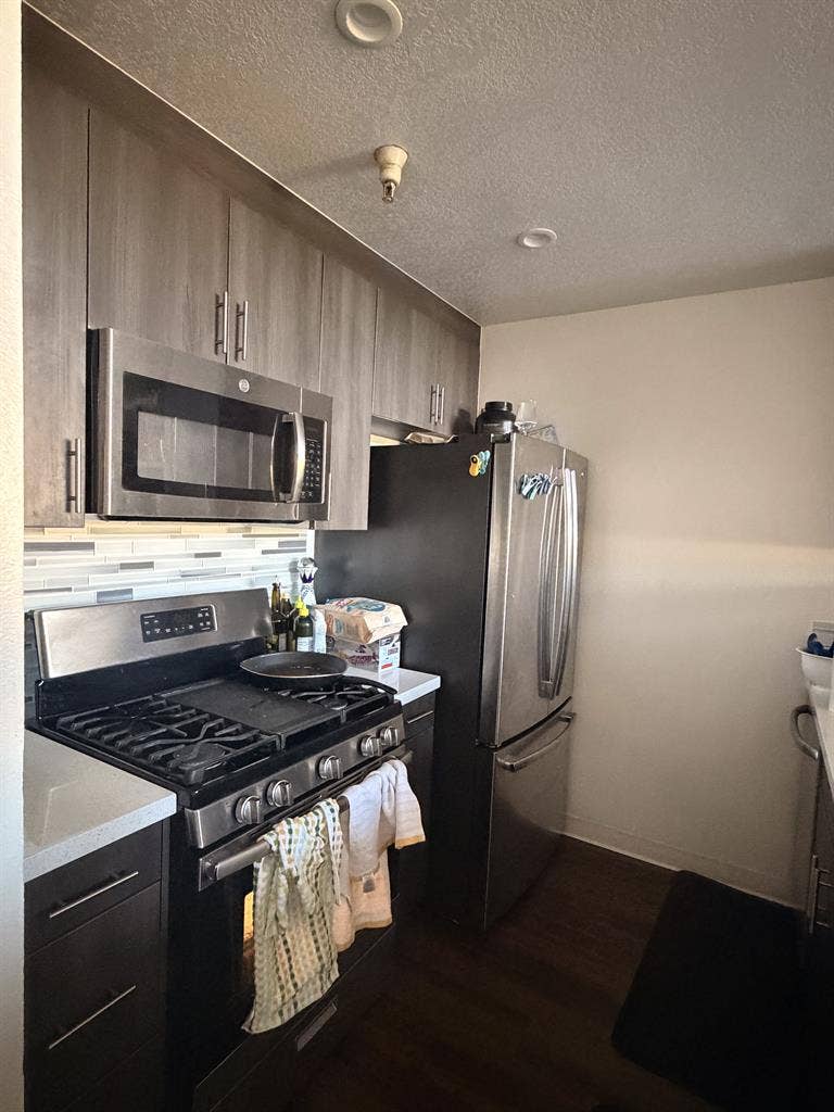 Looking for male roommate