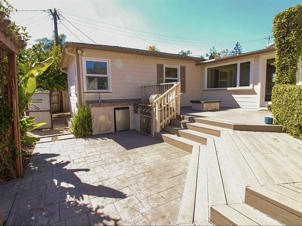 SHARED ROOM AVAILABLE AUG-DEC