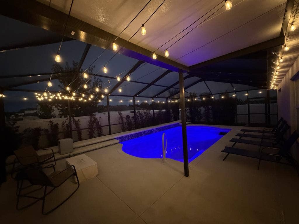 Private Queen Room in Pool Home