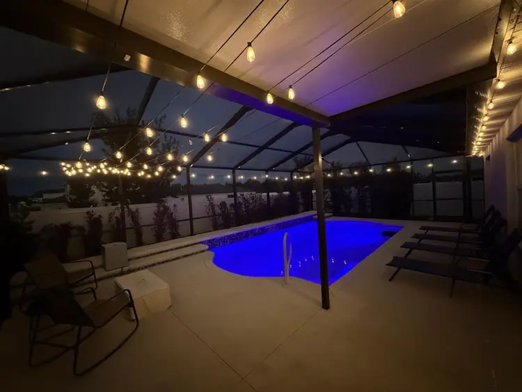 Private Queen Room in Pool Home
