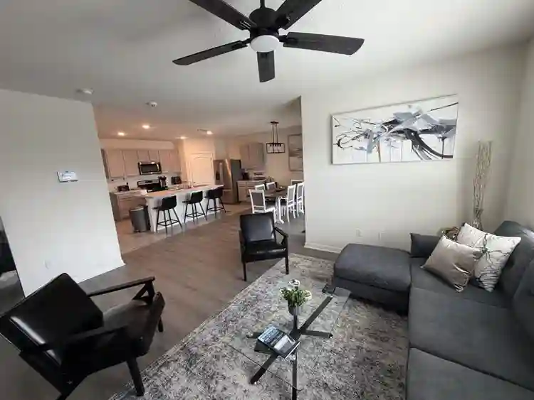 Private Queen Room in Pool Home