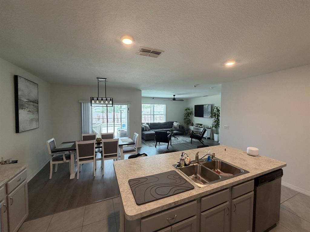 Private Queen Room in Pool Home