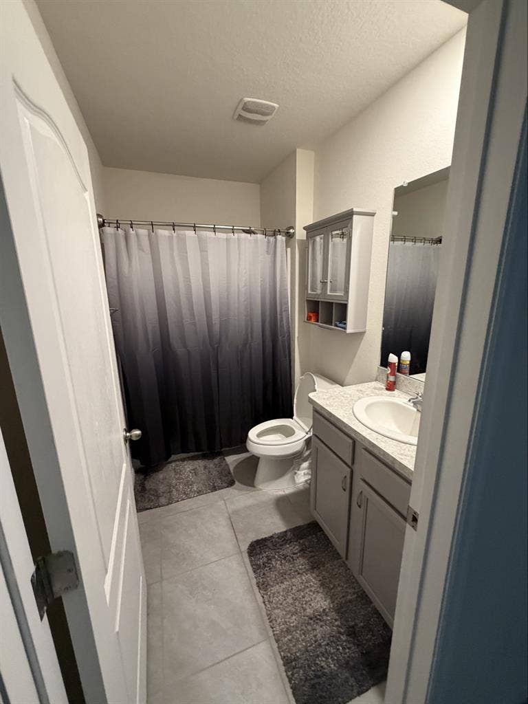Private Queen Room in Pool Home