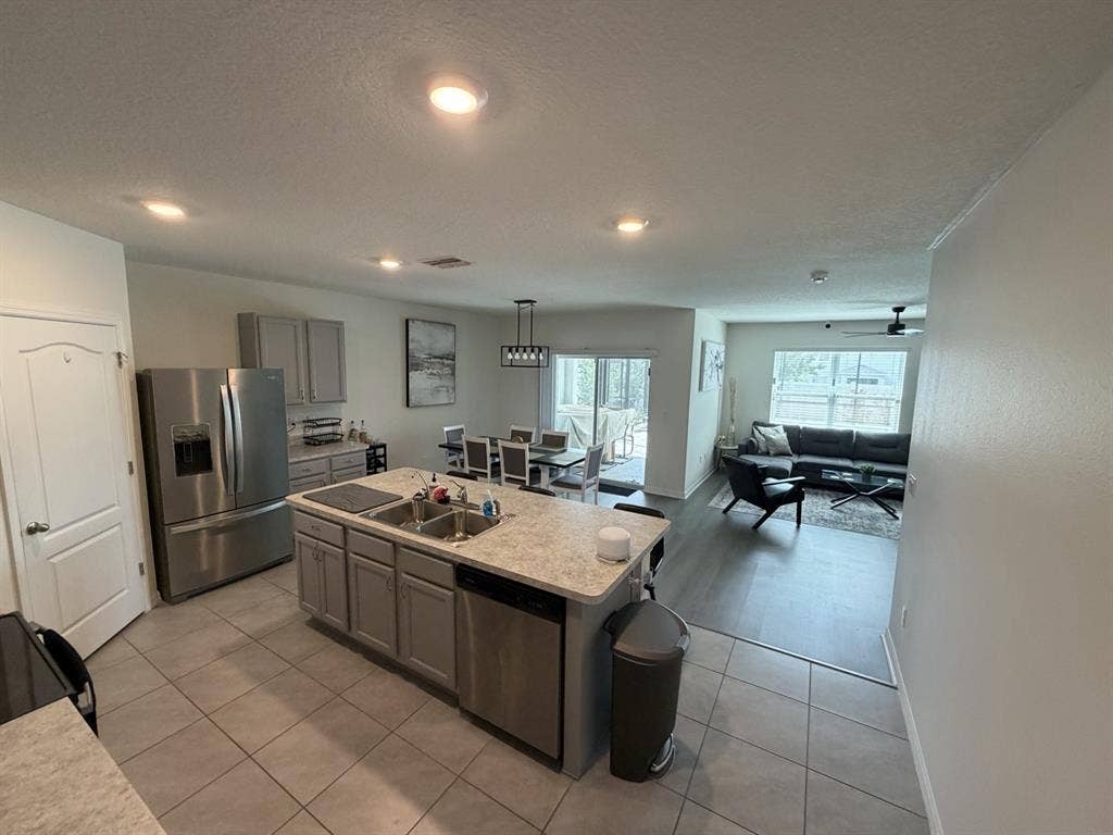 Private Queen Room in Pool Home