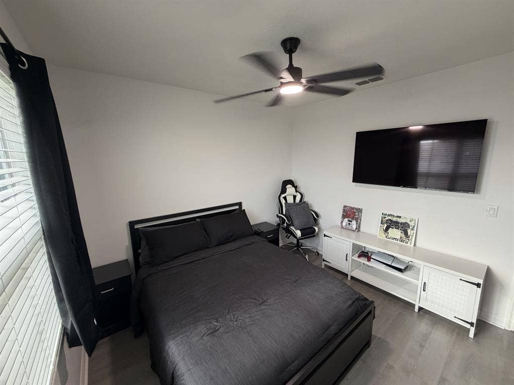 Private Queen Room in Pool Home