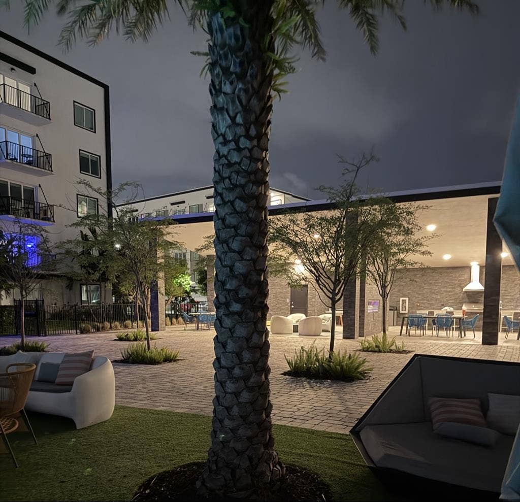 Room for rent! Looking for roommate