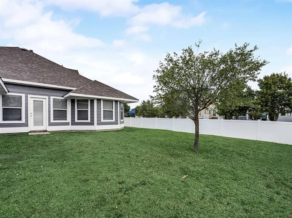 1 bd, 1 bath and office for rent.