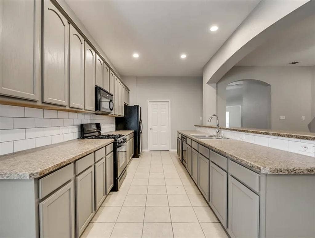 1 bd, 1 bath and office for rent.