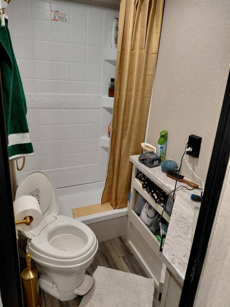 Looking for a male roomm sharing rv