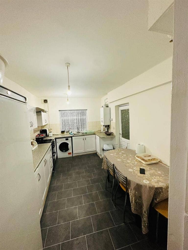 1 Bed space available double roomm