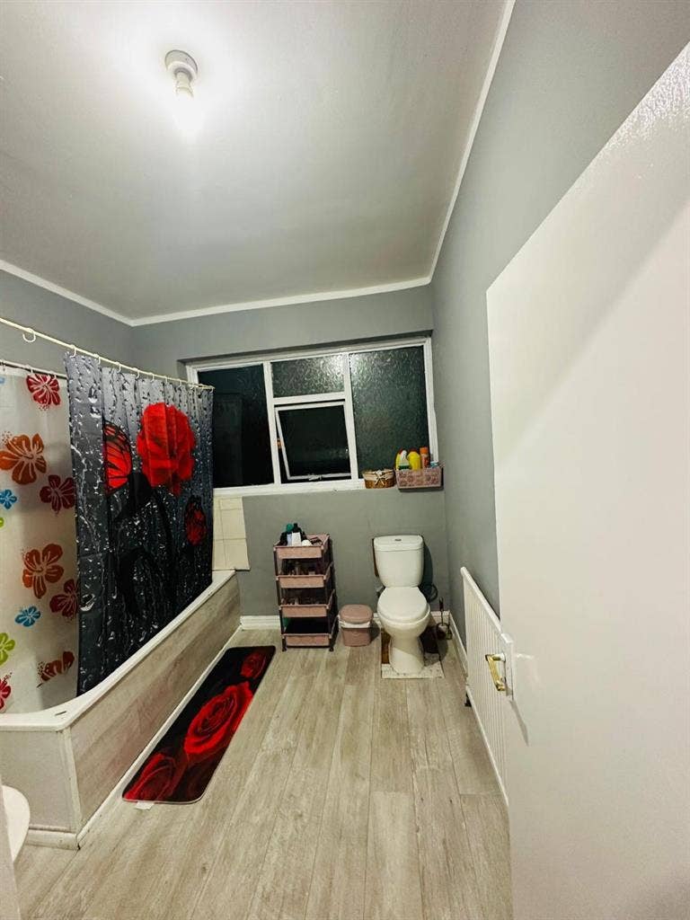 1 Bed space available double roomm