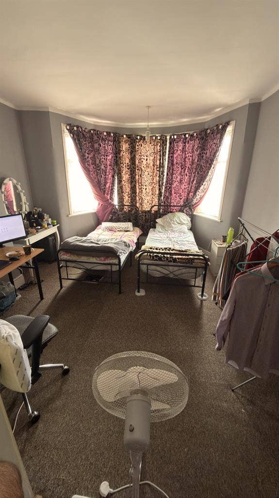 1 Bed space available double roomm