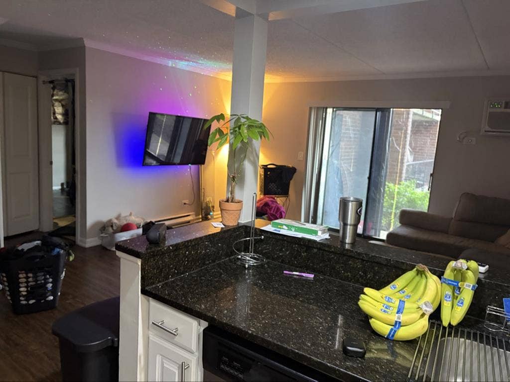 Looking for roommate private room/b