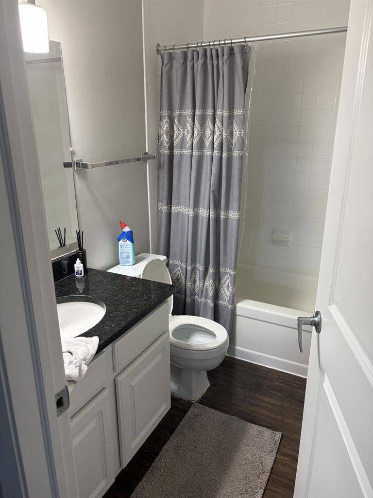 Looking for roommate private room/b
