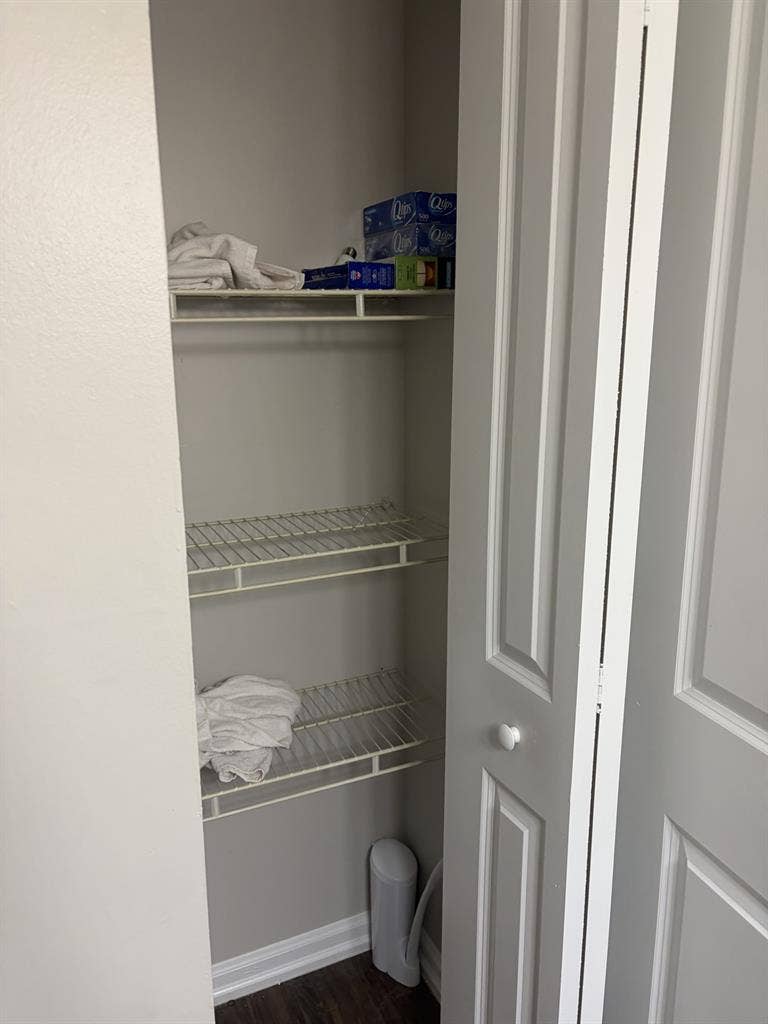 Looking for roommate private room/b