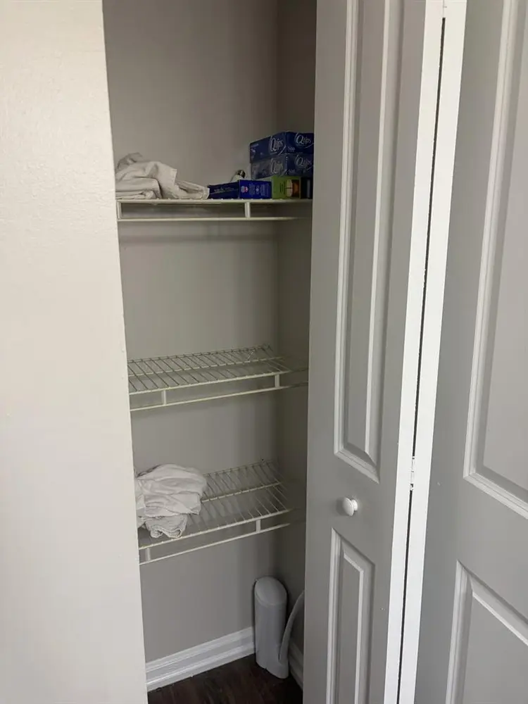 Looking for roommate private room/b