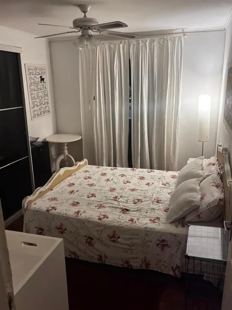 Quarto aconchegante ensolarado