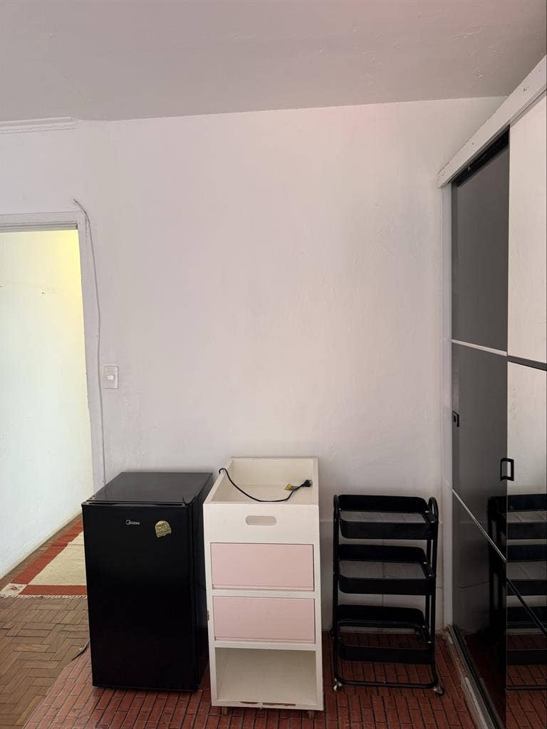 Quarto aconchegante ensolarado