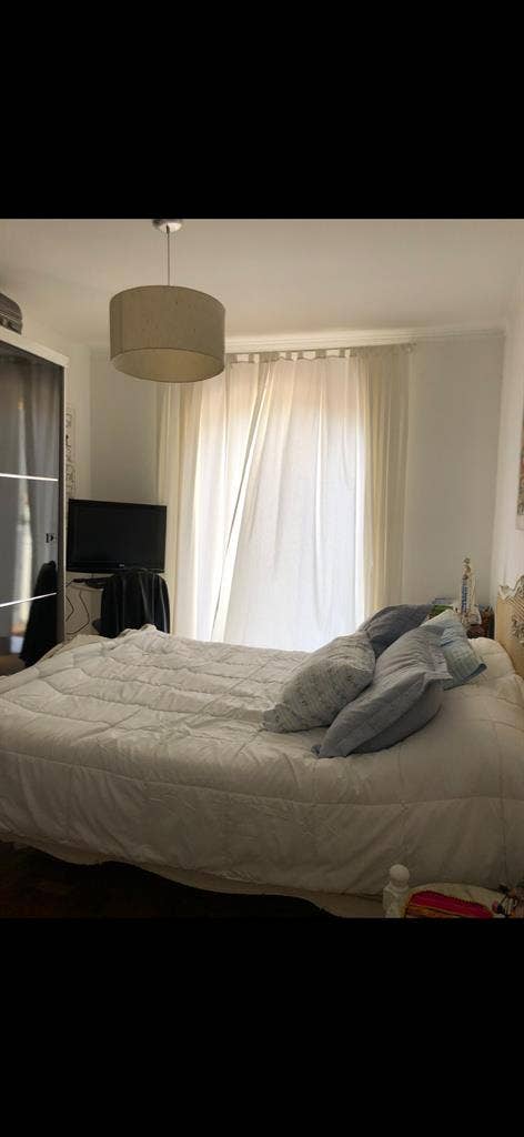 Quarto aconchegante ensolarado
