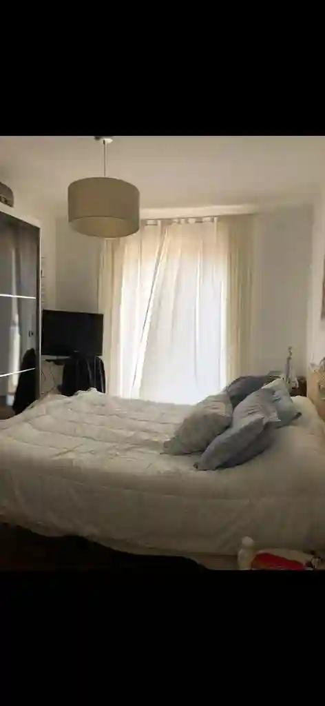 Quarto aconchegante ensolarado