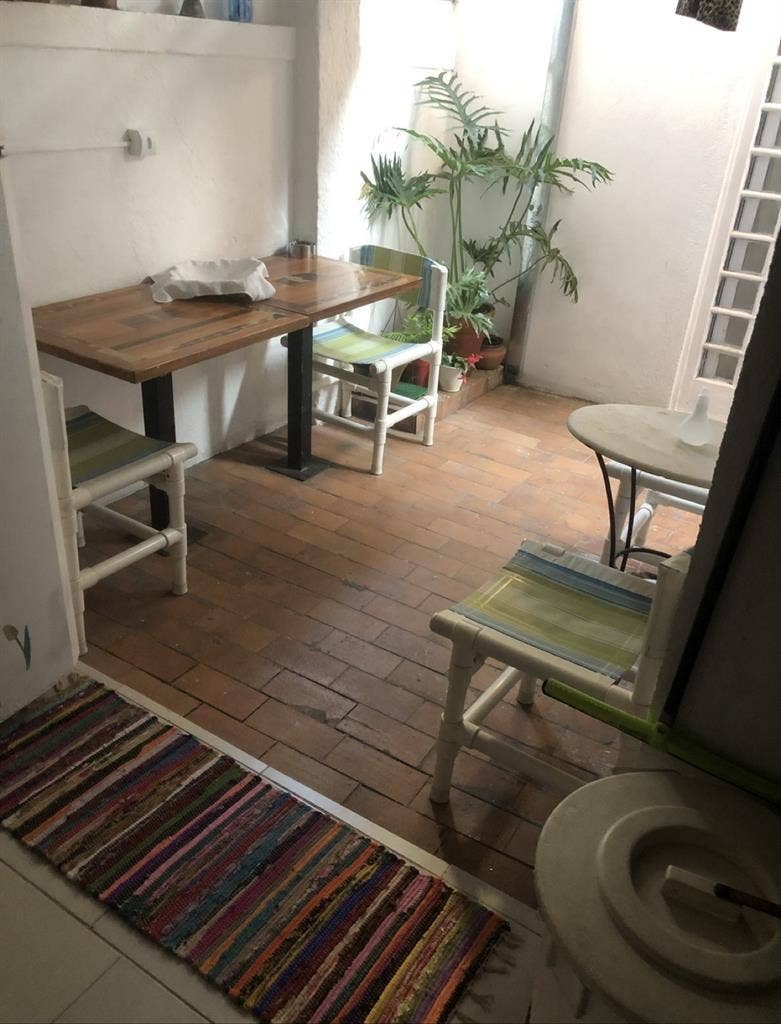 Quarto aconchegante ensolarado