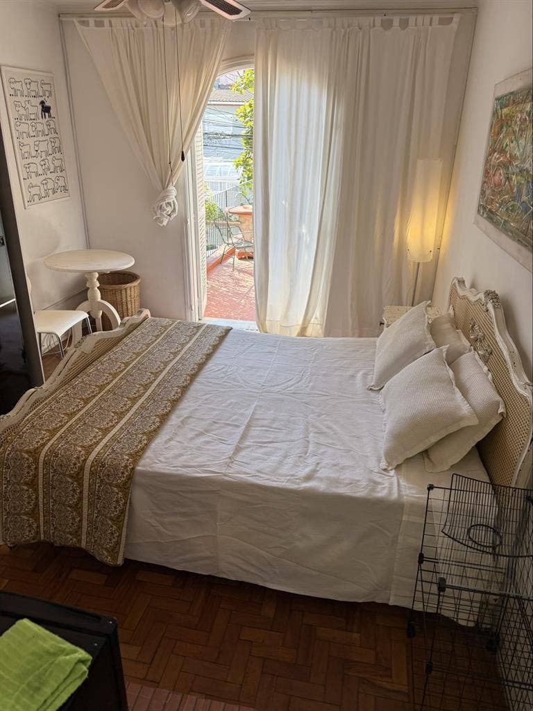 Quarto aconchegante ensolarado