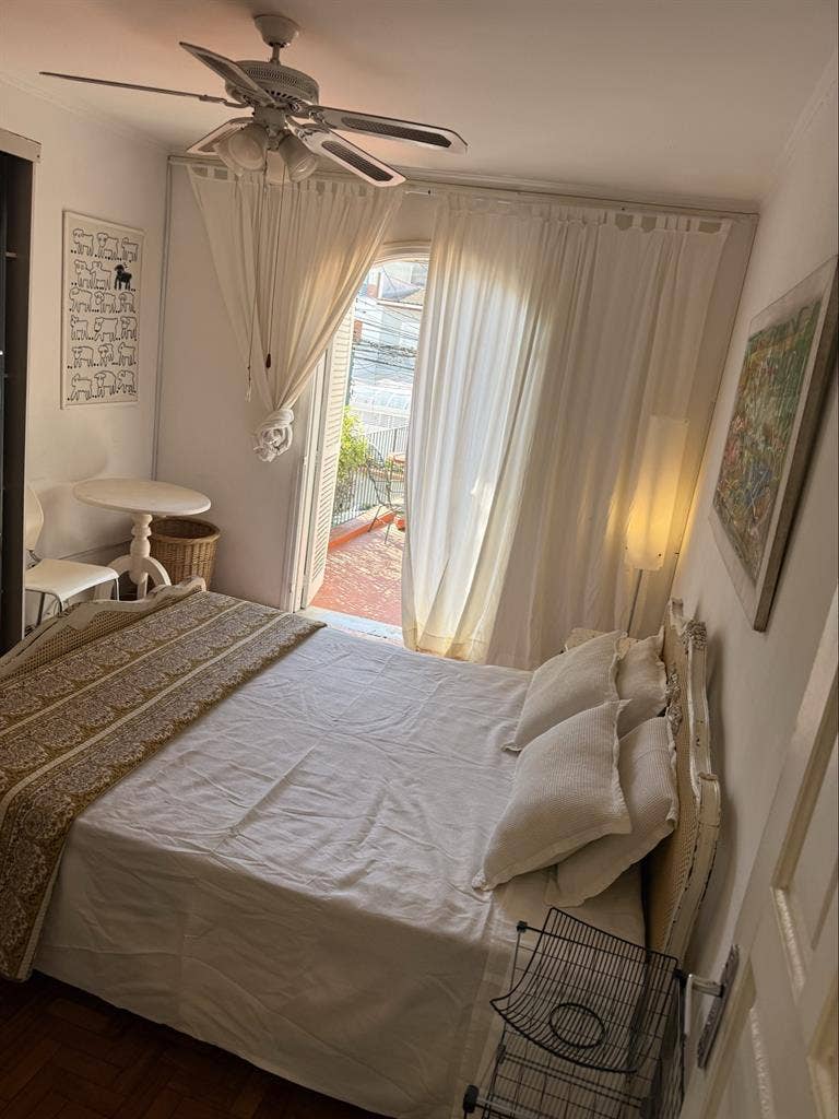 Quarto aconchegante ensolarado