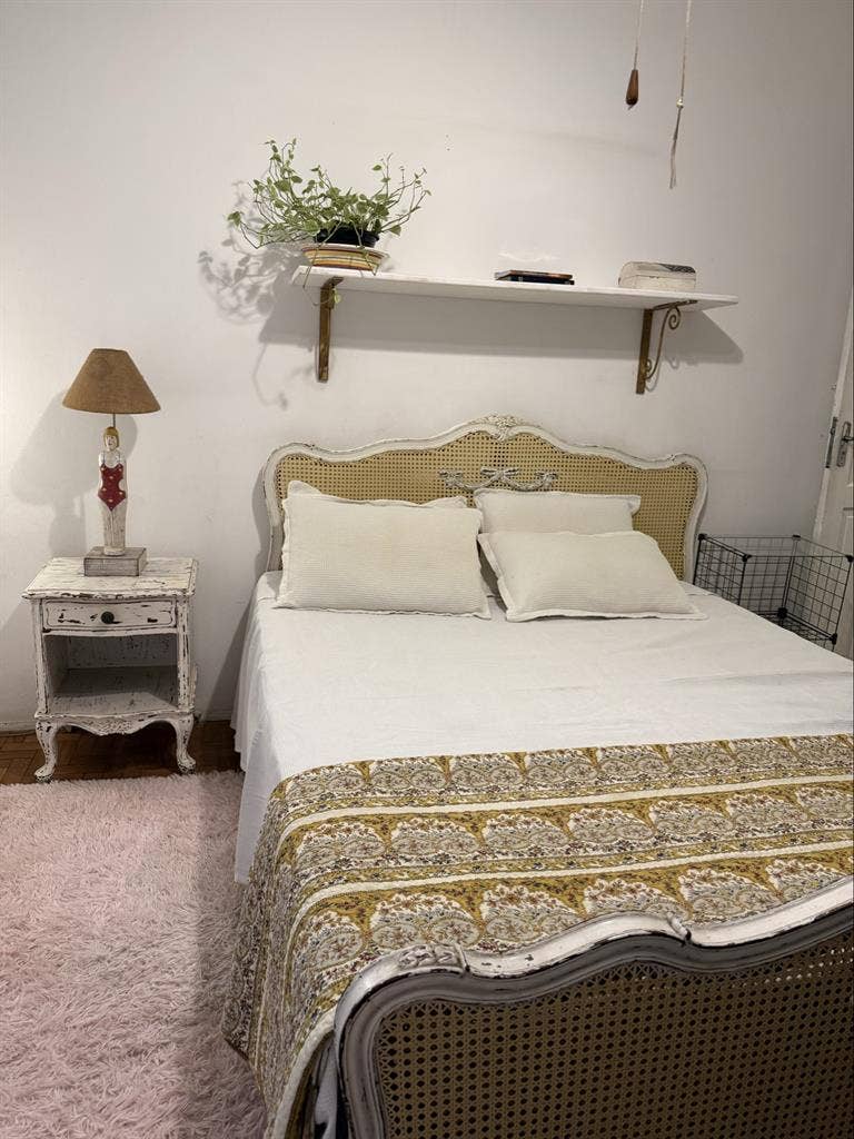 Quarto aconchegante ensolarado