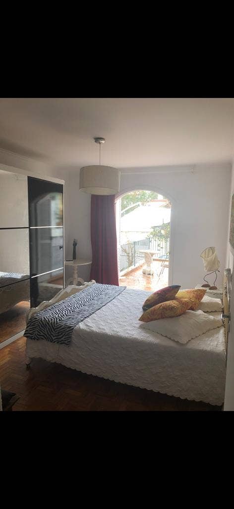 Quarto aconchegante ensolarado