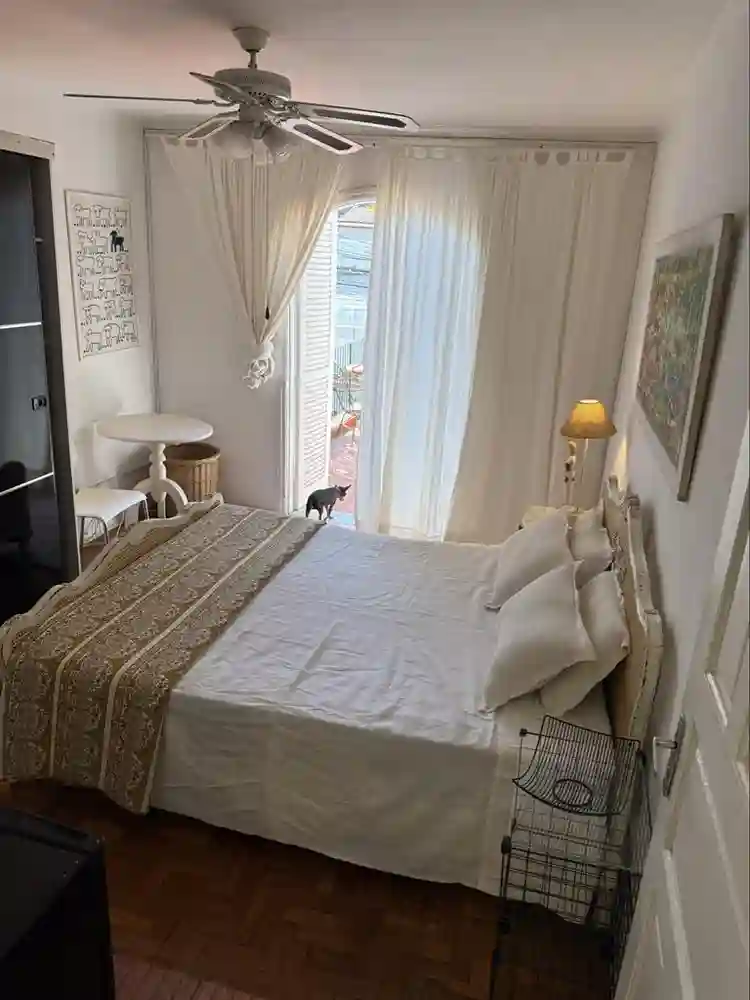 Quarto aconchegante ensolarado