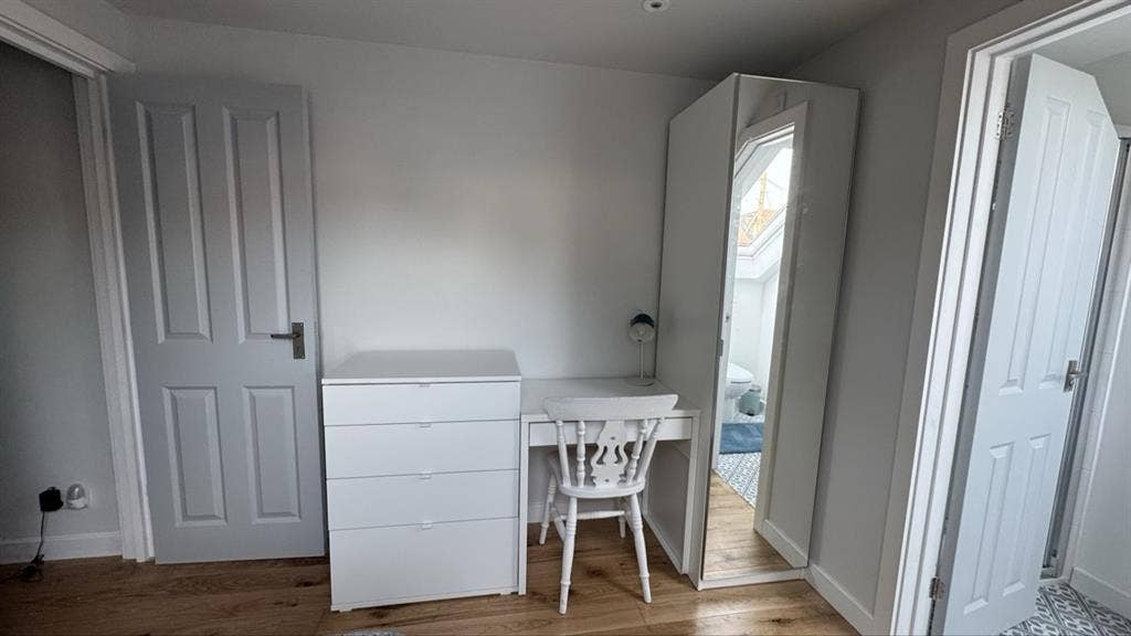 Cosy bedroom with bathroom-en-suite