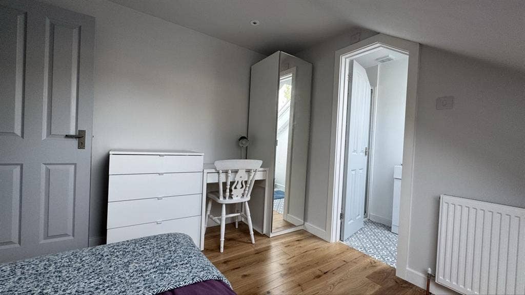 Cosy bedroom with bathroom-en-suite