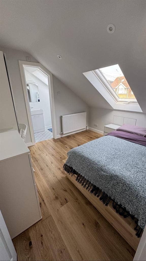 Cosy bedroom with bathroom-en-suite