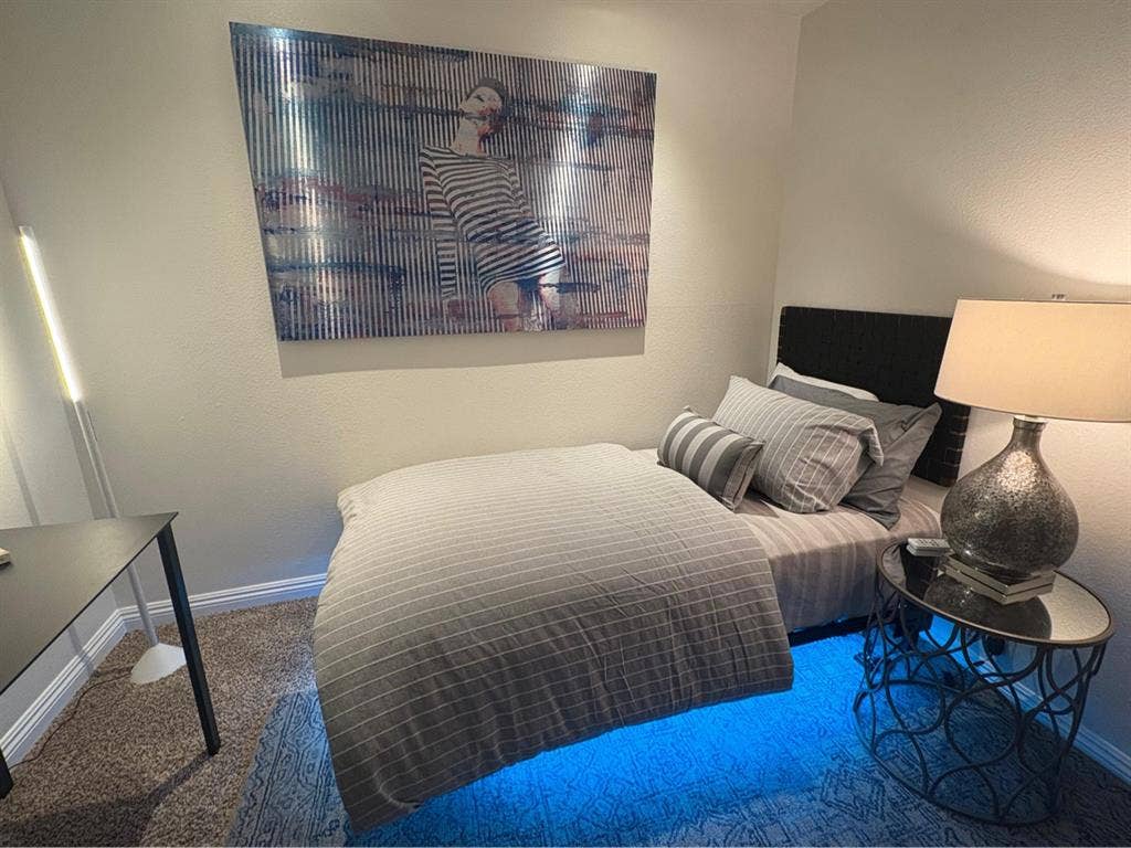 Bedroom in furnished apt near beach