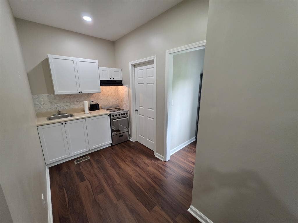 MIDTOWN SUITE!! PRIVATE BATHROOM!@