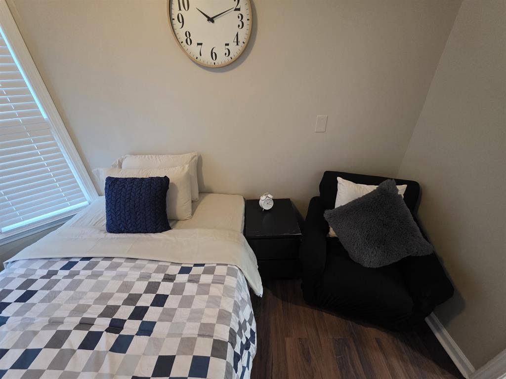 MIDTOWN SUITE!! PRIVATE BATHROOM!@