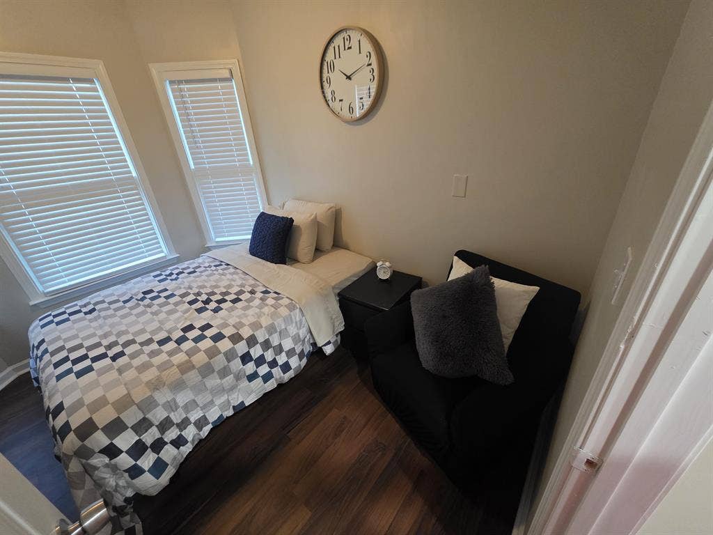 MIDTOWN SUITE!! PRIVATE BATHROOM!@
