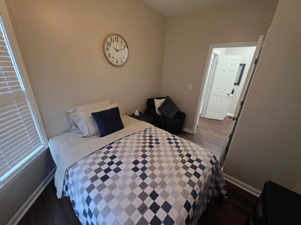 MIDTOWN SUITE!! PRIVATE BATHROOM!@