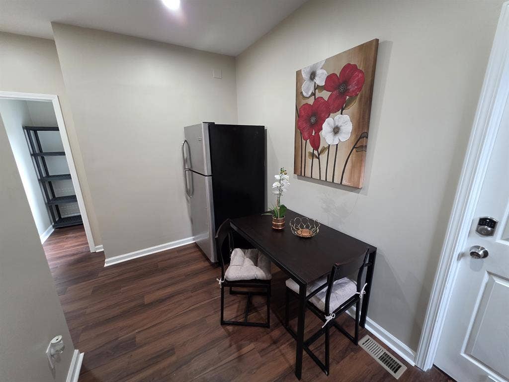 MIDTOWN SUITE!! PRIVATE BATHROOM!@
