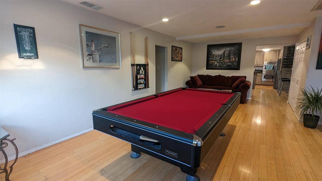 Room w/bathroom & house privileges