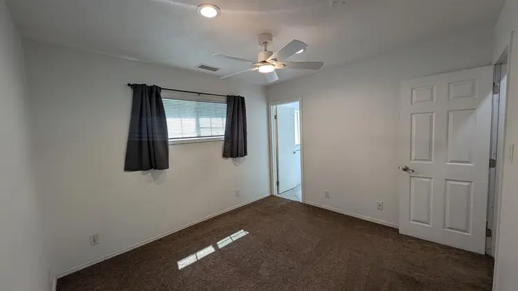 Room w/bathroom & house privileges