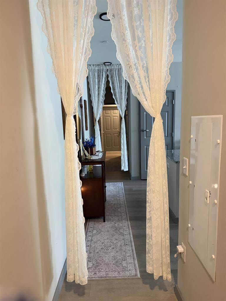 3 rooms available