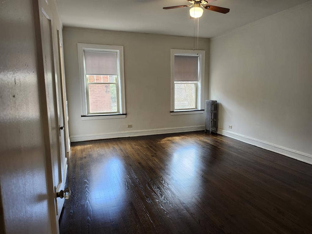 2bed 2bath Hyde Park apt roommate
