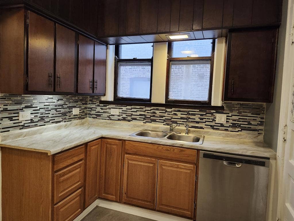 2bed 2bath Hyde Park apt roommate