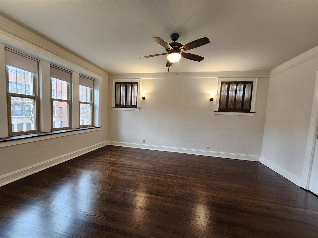 2bed 2bath Hyde Park apt roommate