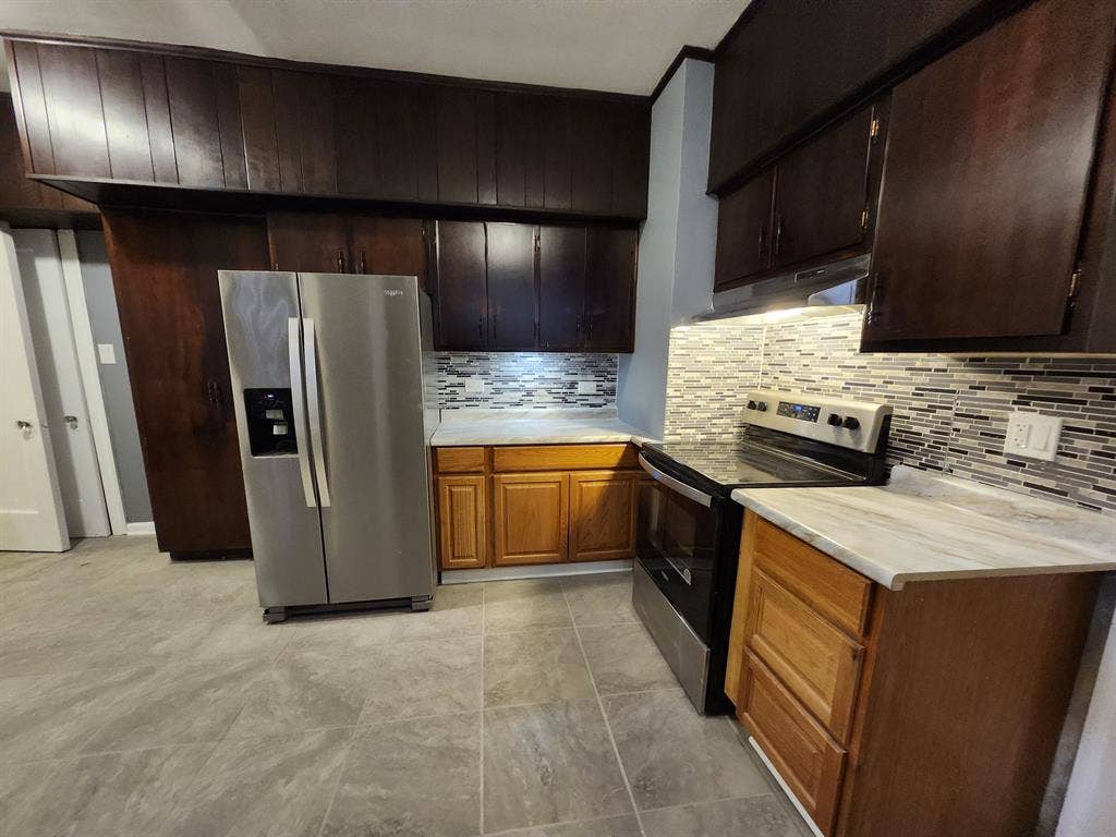 2bed 2bath Hyde Park apt roommate