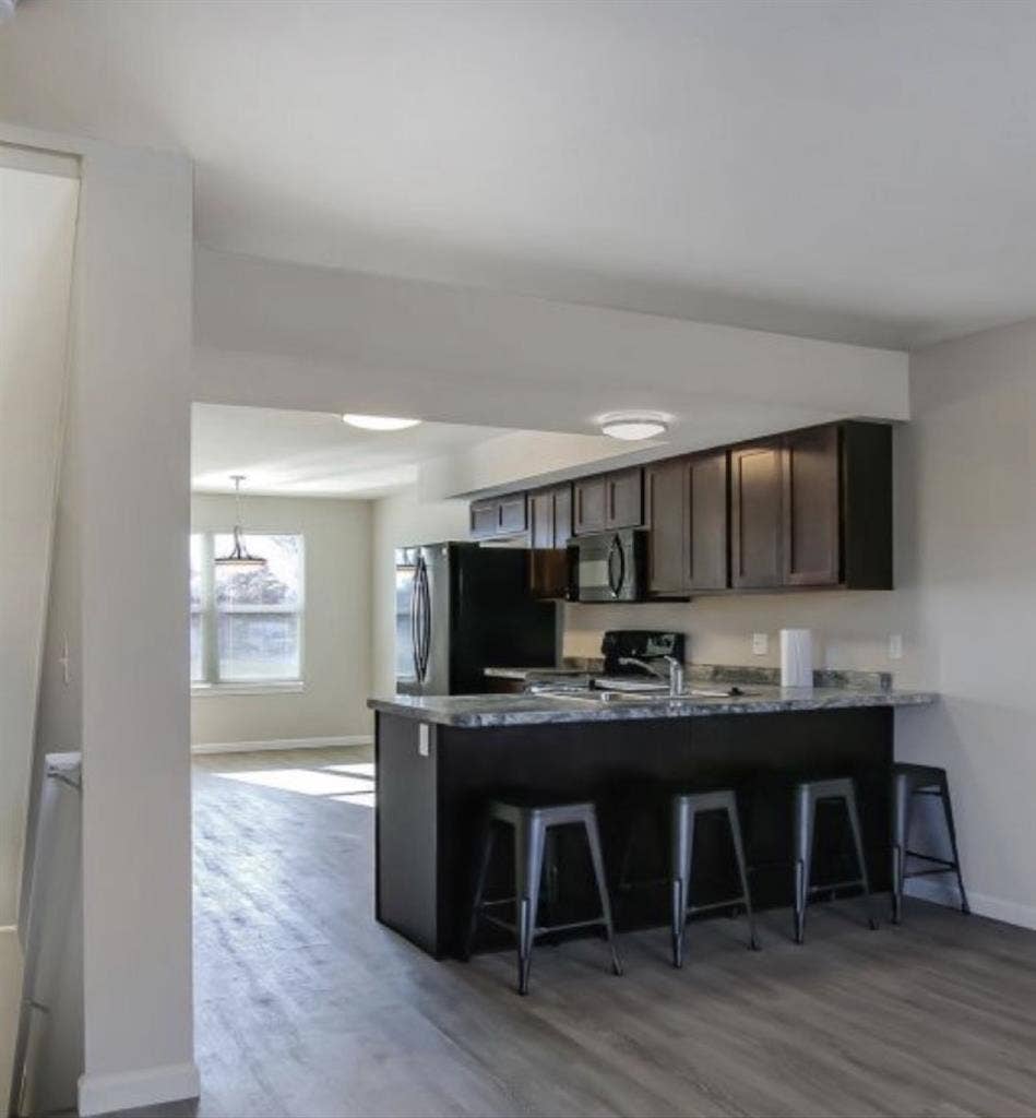 Looking for one roommate